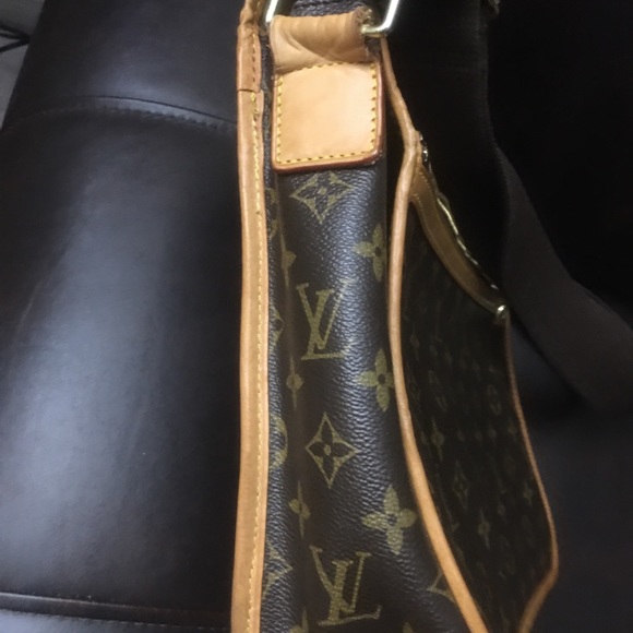 Louis Vuitton cross body bag or purse - Picture 6 of 6